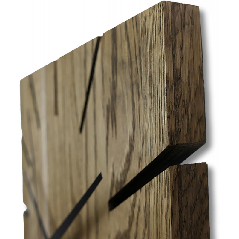 nástenných hodín vyrobených z dubového dreva.