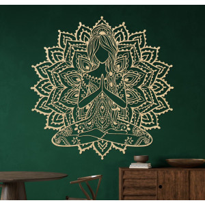 Drevená 3D mandala joga žena na stenu – dizajnová dekorácia do obývačky pre moderný a harmonický interiér.