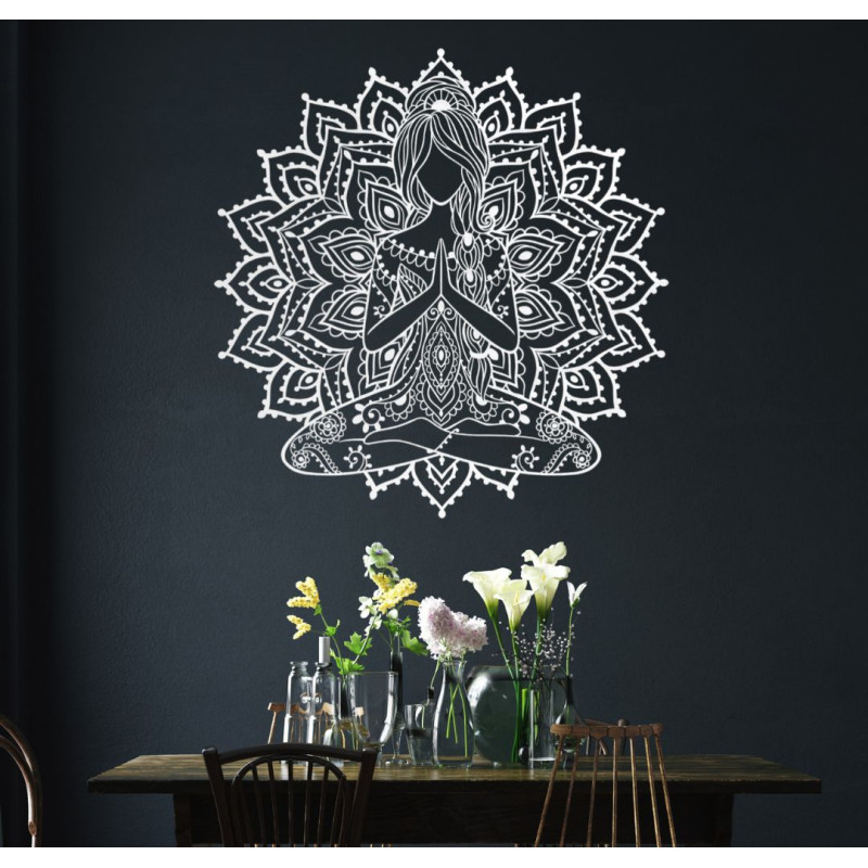 Drevená 3D mandala joga žena na stenu – dizajnová dekorácia do obývačky pre moderný a harmonický interiér.