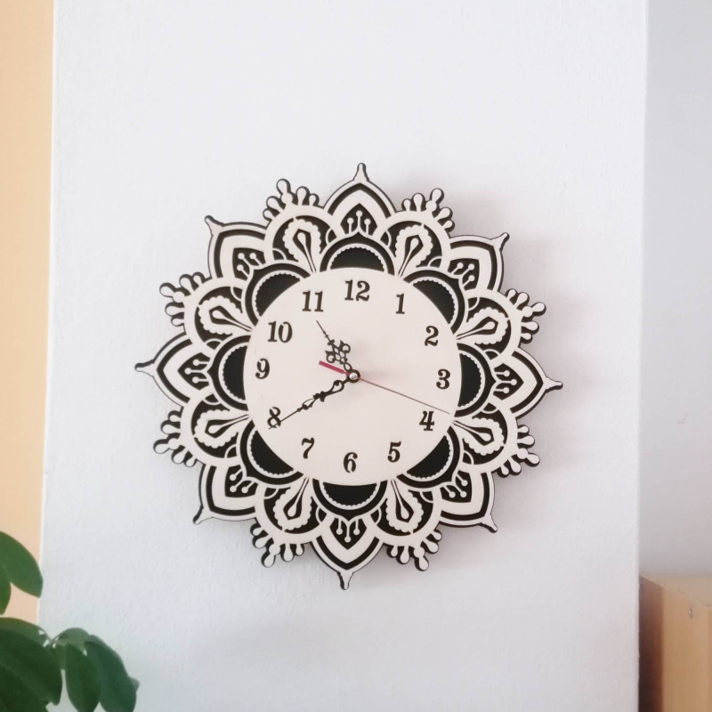 Hodiny na stenu z dreva