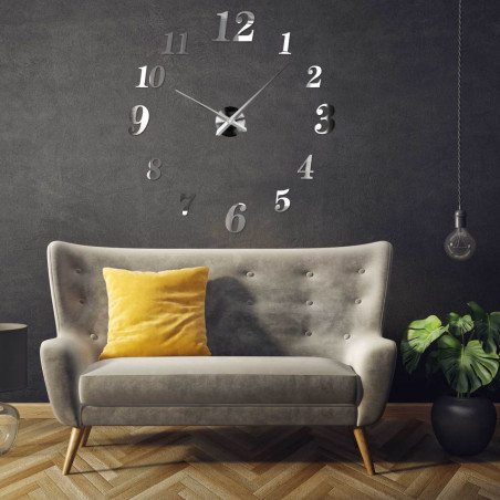 Hodiny z plexiskla inštalované v kancelárii nad pracovným stolom