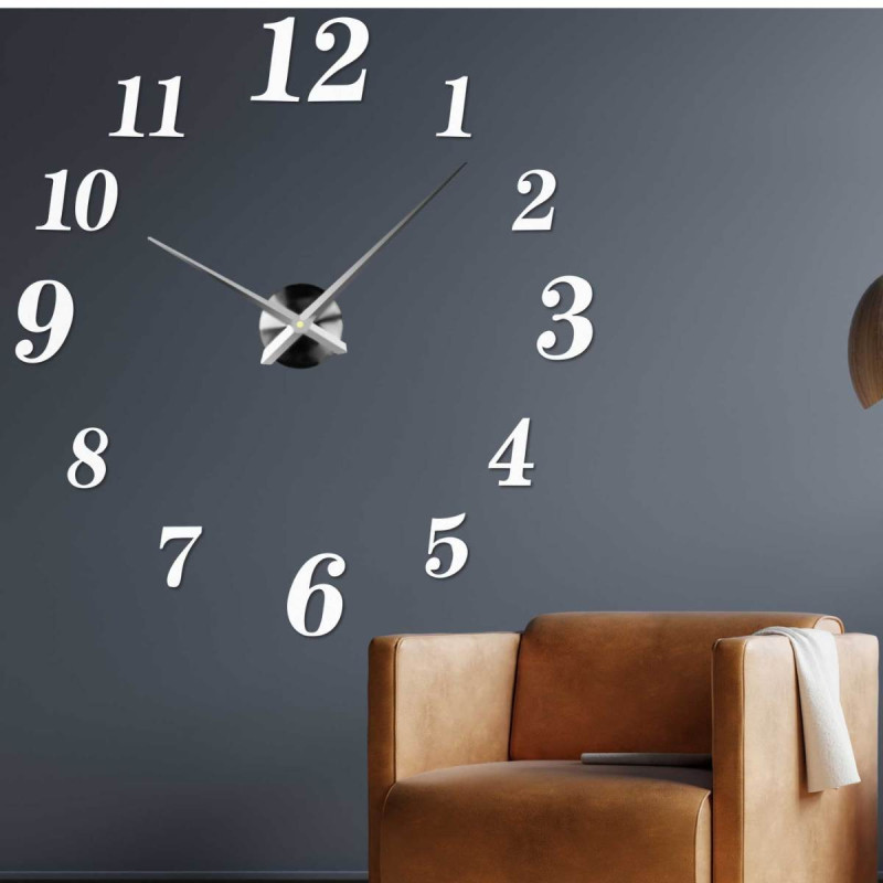 Moderné nástenné hodiny z plexiskla zobrazujúce 3 hodiny poobede