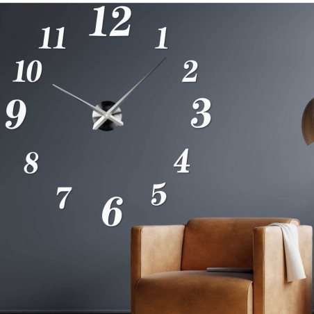Moderné nástenné hodiny z plexiskla zobrazujúce 3 hodiny poobede