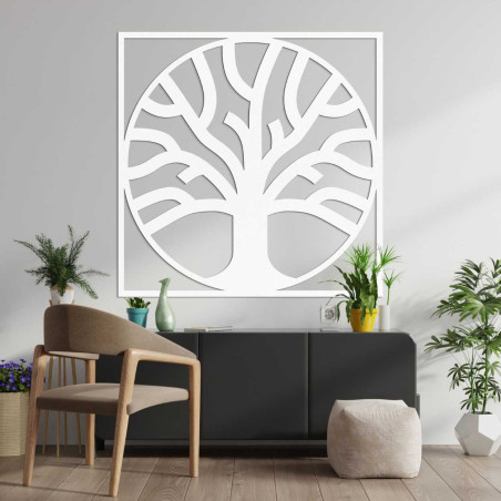 Geometricky tvarovaný strom života vyrezaný z prírodného materiálu.