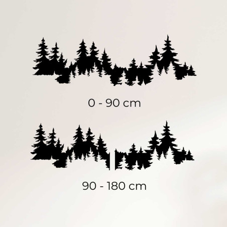 Interiér s drevenou dekoráciou znázorňujúcou hustý les.