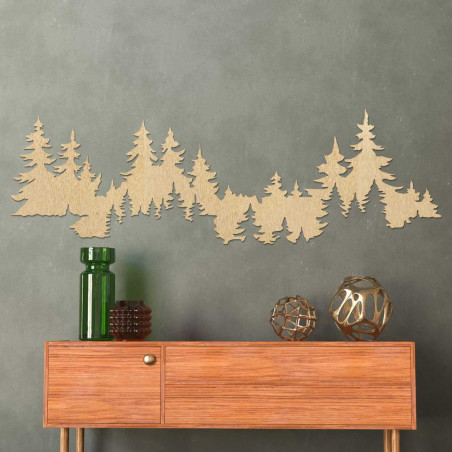 Detailná nástenná silueta lesa zo svetlého dreveného materiálu.