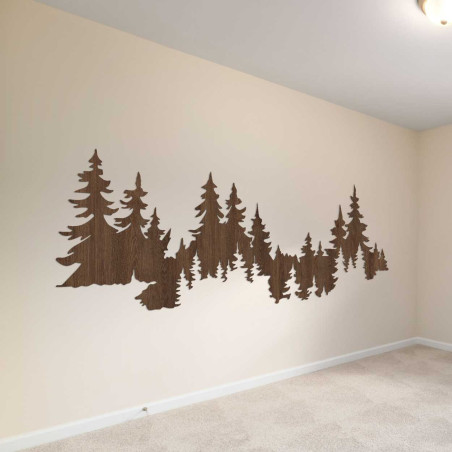 Minimalistický interiér so štýlovou drevenou dekoráciou lesa na stene.