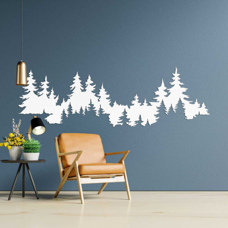 Interiér s drevenou dekoráciou znázorňujúcou hustý les.