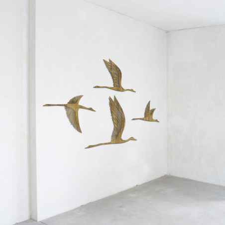 Drevený motív štyroch vtákov letiacich v smere doprava