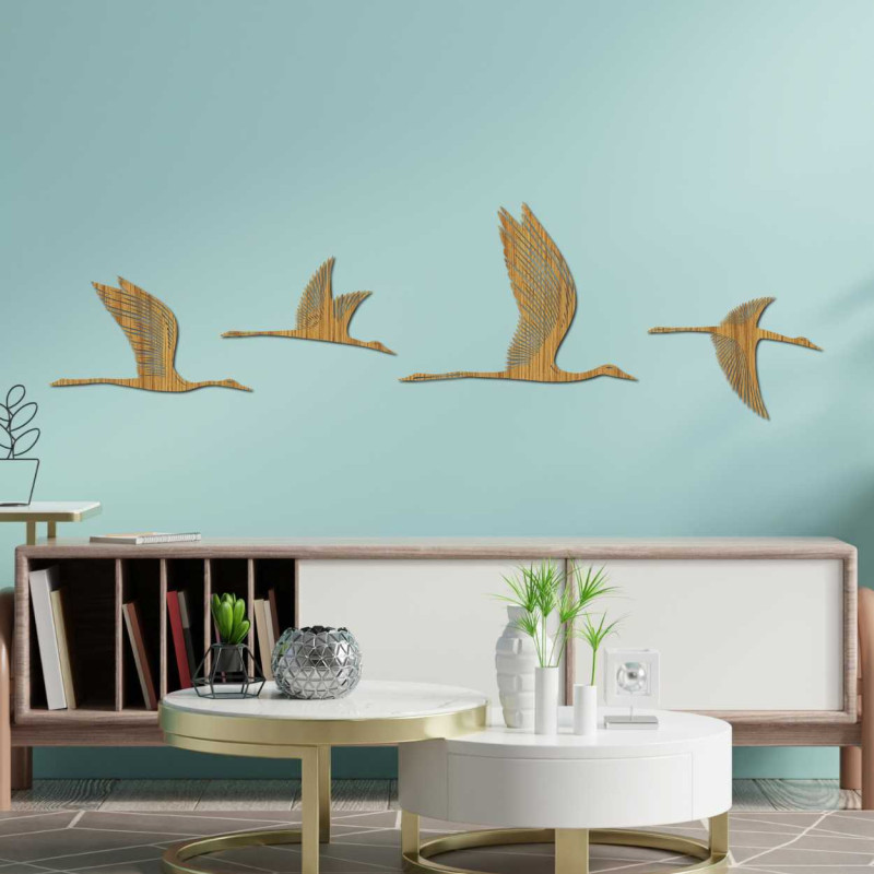 Dekoratívna kompozícia letiacich vtákov s jemnými vyrezávanými detailmi
