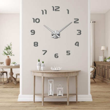 Hodiny s veľkým priemerom a centrálnym bodom pre uchytenie ručičiek.