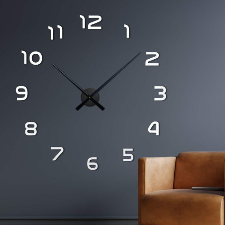 Nástenné hodiny s centrálnym mechanizmom a dlhými ručičkami.