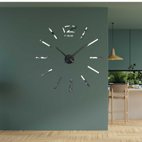 Minimalistické nástenné hodiny s tenkými pruhmi a decentným nápisom TIME.