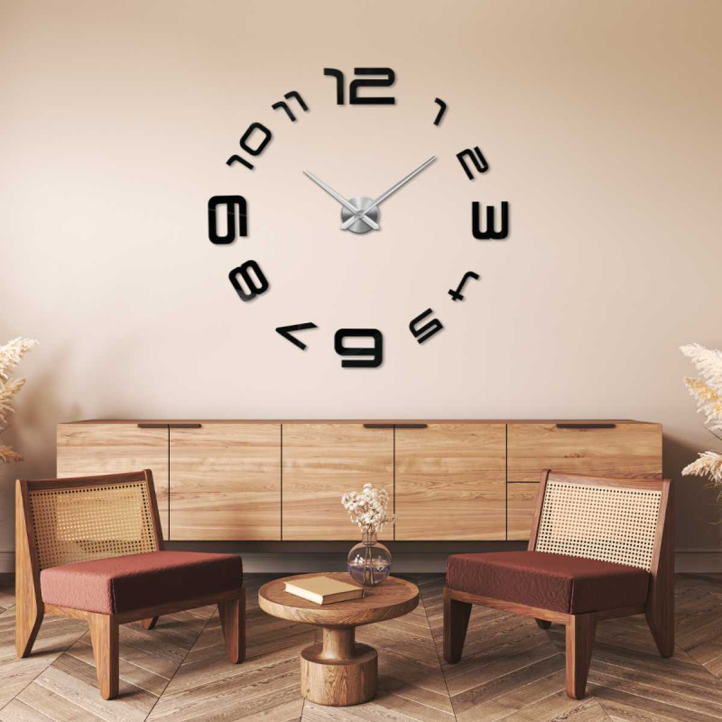 Detail nalepovacích hodín s jemným dizajnom a tenkými ručičkami.