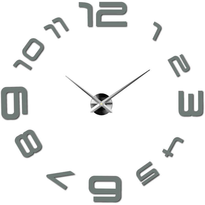 Nástenné hodiny s veľkým ciferníkom, kde sú čísla priamo nalepené na stenu.