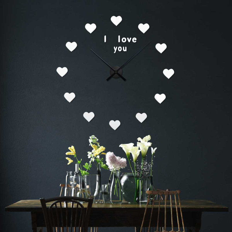 Detail hodinového ciferníka so srdiečkami namiesto klasických časových značiek.