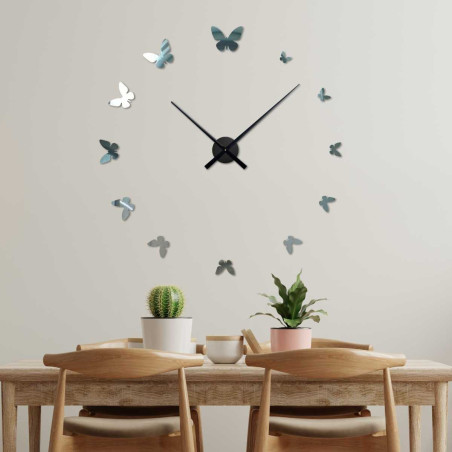 Nástenné hodiny s motýľmi zobrazujúce usporiadanie a proporcie jednotlivých prvkov.