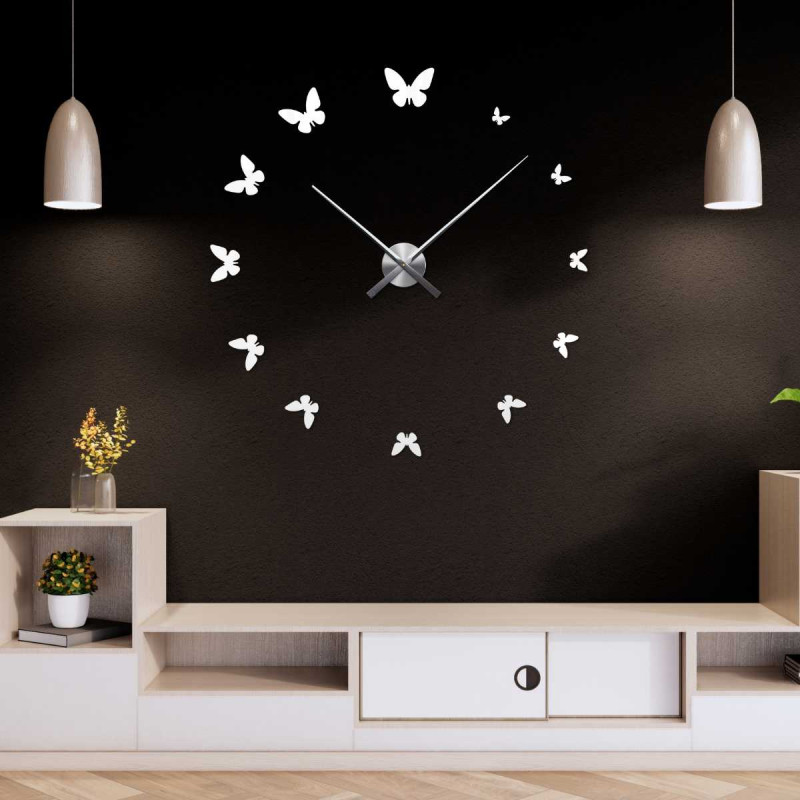 Originálne hodiny s motýľmi slúžiace ako časomer aj nástenná dekorácia.