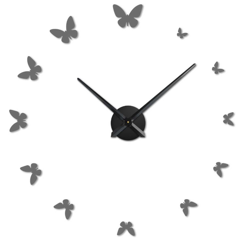 Kreatívne spracovanie hodín, kde sú časové body nahradené dekoratívnymi motýľmi pre vizuálny efekt.