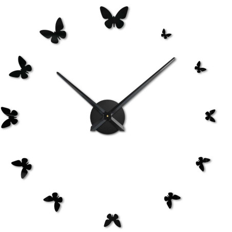 Dekoratívne nástenné hodiny so siluetami motýľov namiesto číselníka.
