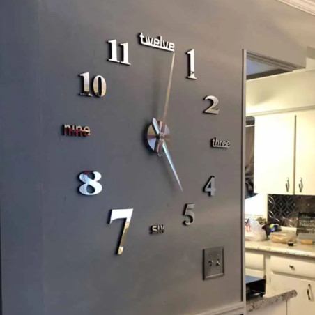 Veľké hodiny s číslami sedem zobrazenými rôznymi štýlmi písma.