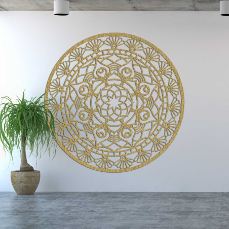 Vyrezávaná okrúhla dekorácia s prepracovanými detailmi a jemnou symetriou.