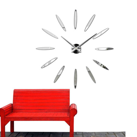 Nástenné hodiny s veľkými zlatými indexmi a striebornými ručičkami, nalepované priamo na stenu