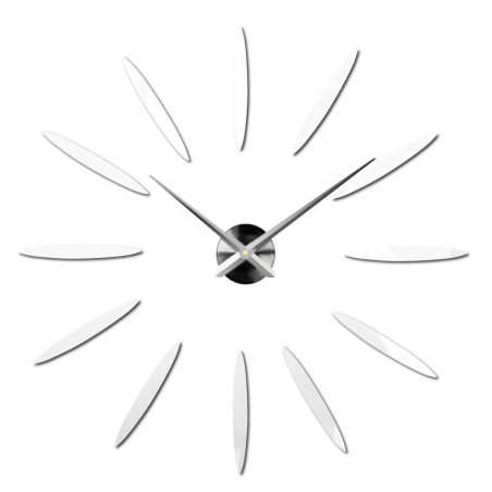 Kreatívne rozmiestnené hodiny, ktoré vytvárajú efekt slnečných lúčov pomocou zlatých prvkov.