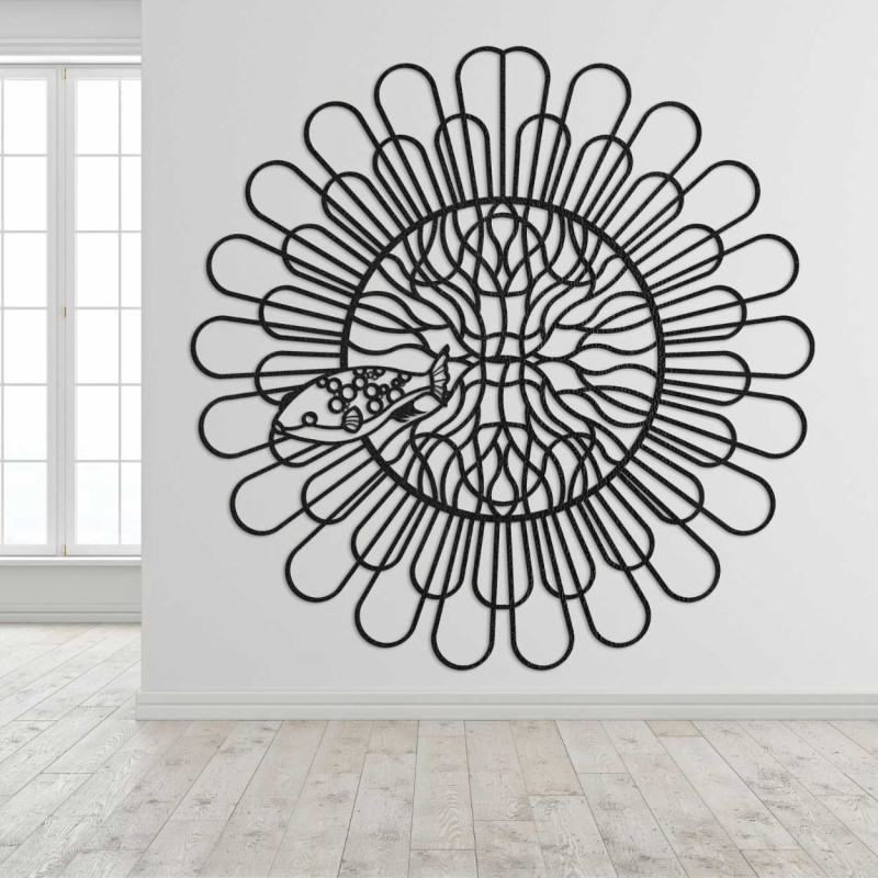 Drevená dekorácia s organickými tvarmi a sústredeným geometrickým motívom.