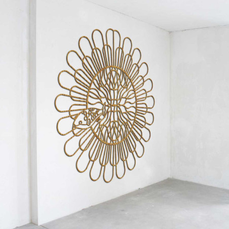 Dizajnový nástenný prvok s kvetinovým vzorom z prírodného materiálu.