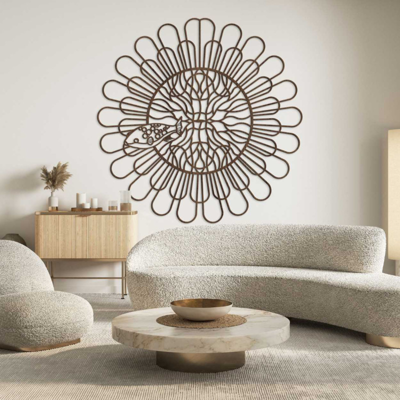 Dekorácia má geometrickú štruktúru so sústredenými oblúkmi.