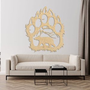 Drevený obraz medvedej stopy, v ktorej vnútri je vyrezaná silueta medveďa kráčajúceho pod horami. 2