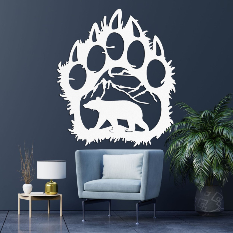 Biely Obrys medvedej stopy ako rám, ktorý v sebe skrýva tiché lesné prostredie s osamelým medveďom.