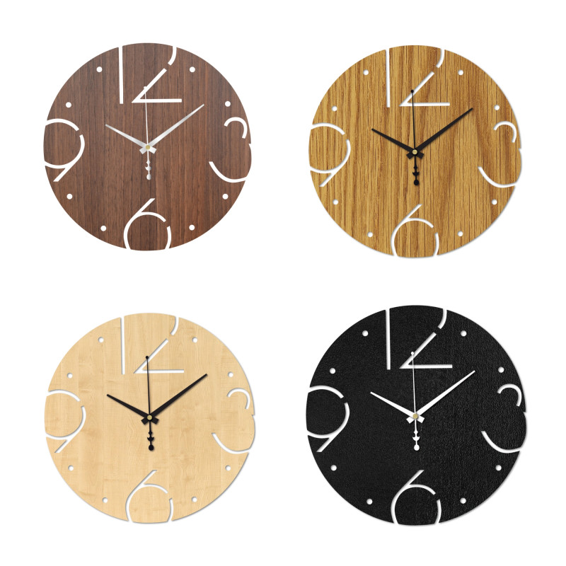 Dekoratívne hodiny s tichým chodom a vyrezanými číslami na svetlom drevenom podklade.