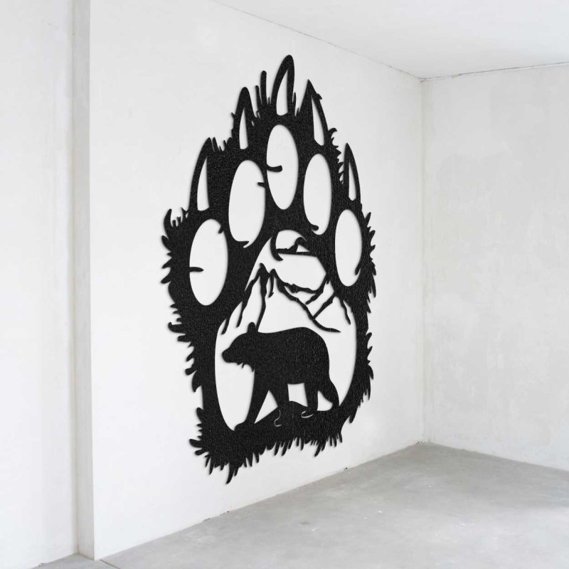 Detailný pohľad na prírodný motív medveďa a hôr vo vnútri veľkej drevenej laby.