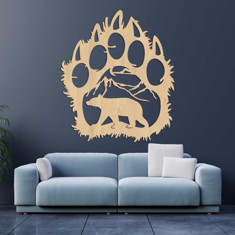 Nástenný obraz z dreva spájajúci tvar medvedej stopy s horskou krajinou.