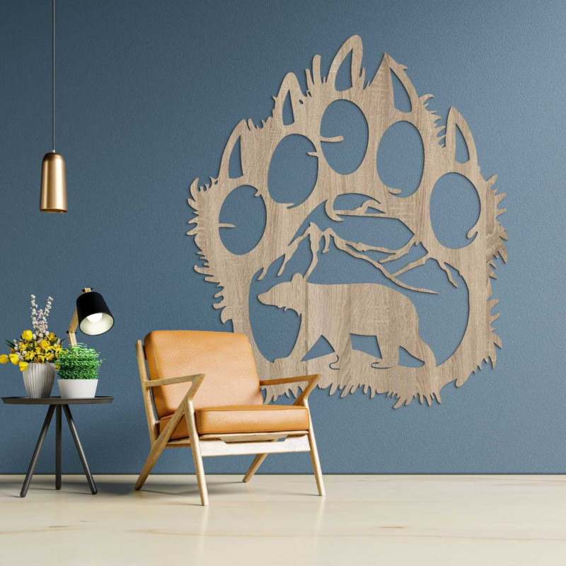 Vyrezávaný motív prírody uzavretý v dramatickej siluete medvedej laby.