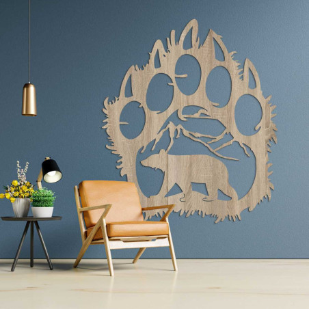 Vyrezávaný motív prírody uzavretý v dramatickej siluete medvedej laby.