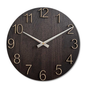 Drevené nástenné hodiny s vyrezávanými číslami a kovovými ručičkami.