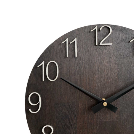 Drevené nástenné hodiny s vyrezávanými číslami a kovovými ručičkami.