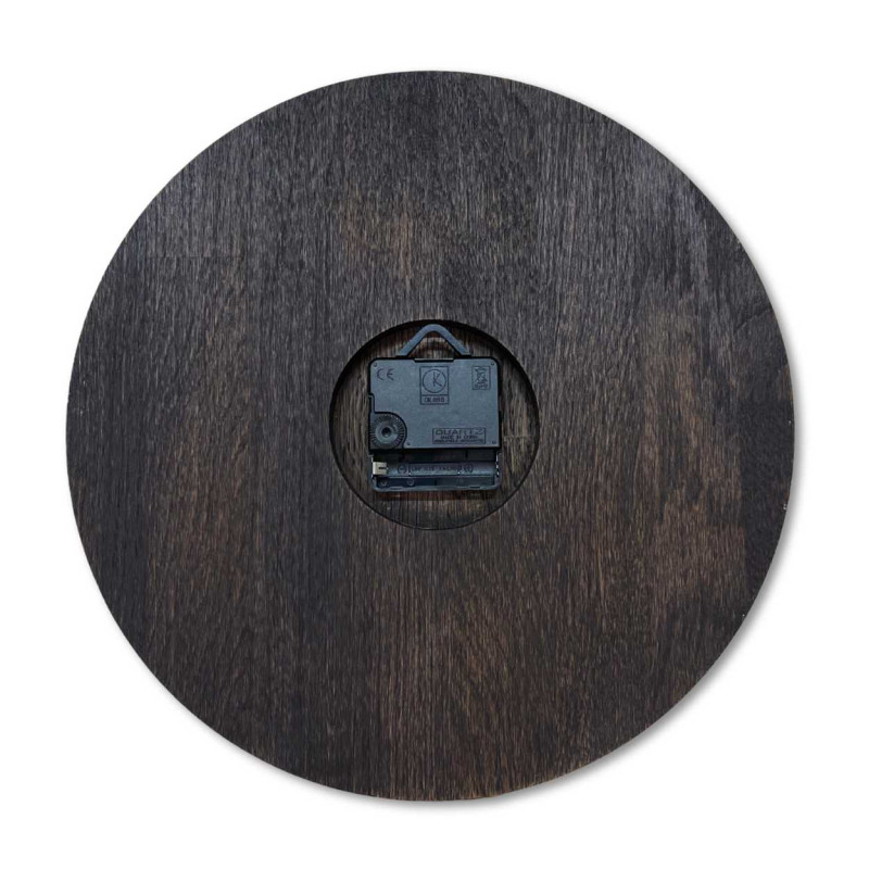 Hodiny z prírodného dreva so svetlým povrchom a klasickým usporiadaním čísiel.