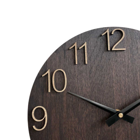 Drevené nástenné hodiny s vyrezávanými číslami a kovovými ručičkami.