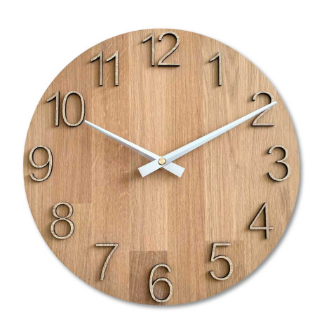 Hodiny vyrobené z dreveného masívu s gravírovanými číslami a prírodným vzorom.