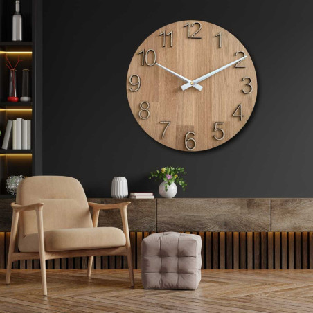 Detailný záber na drevený ciferník s decentným výrezom v prírodnom štýle.