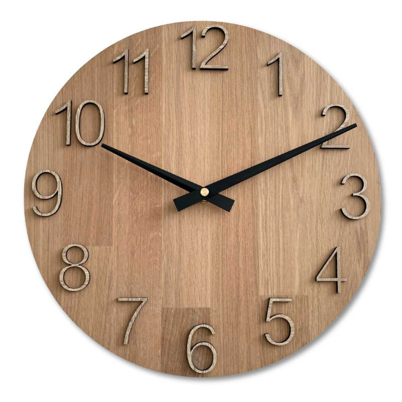 Detailný záber na drevený ciferník s decentným výrezom v prírodnom štýle.