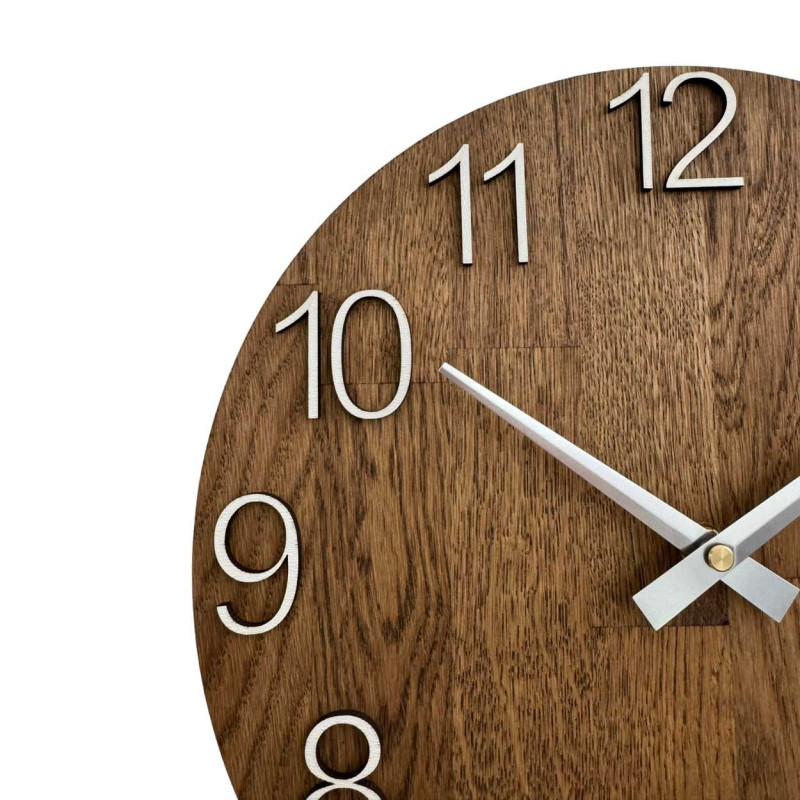 Detailný záber na drevený ciferník s decentným výrezom v prírodnom štýle.