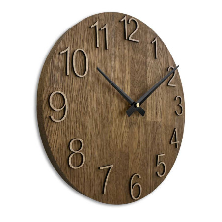 Detailný záber na drevený ciferník s decentným výrezom v prírodnom štýle.