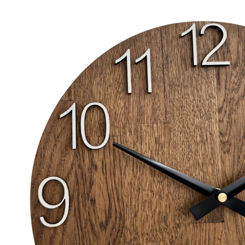 Vyrezávané hodiny z dreva s jednoduchým ciferníkom a minimalistickým dizajnom.