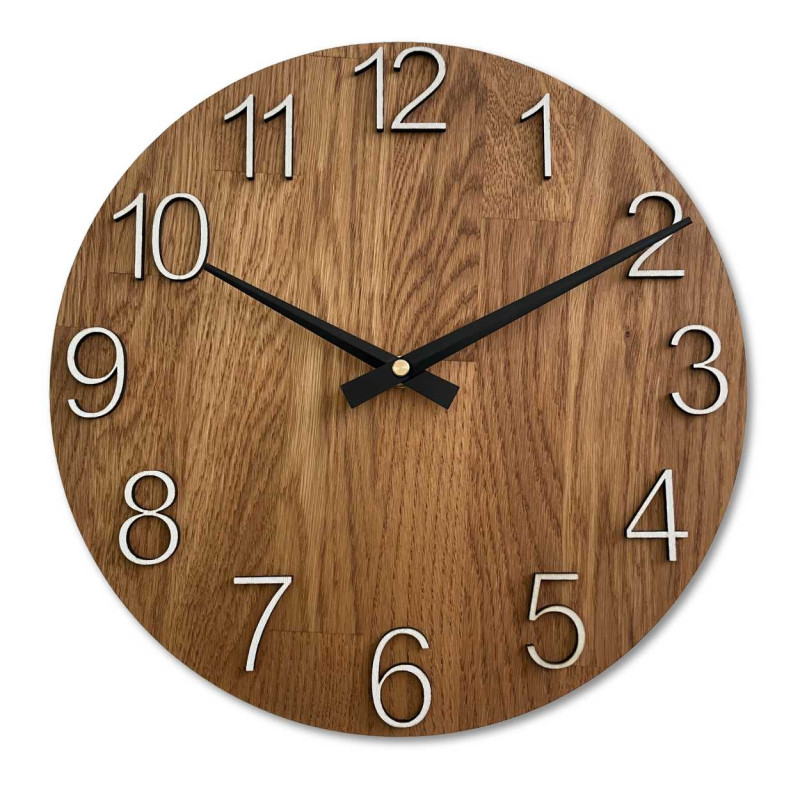 Detailný záber na drevený ciferník s decentným výrezom v prírodnom štýle.