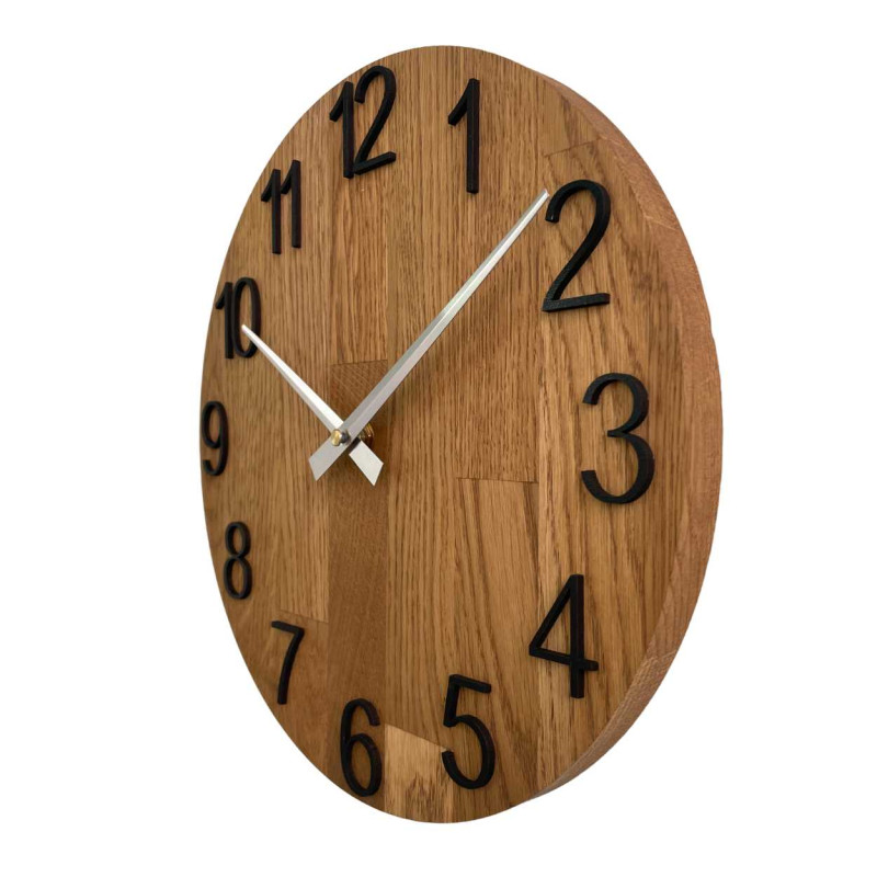 Detailný záber na drevený ciferník s decentným výrezom v prírodnom štýle.